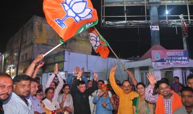 भाजपा के ऐतिहासिक जीत पर कोरबा में हर्ष , उद्योग मंत्री   देवांगन के साथ वरिष्ठ पदाधिकारियों एवं कार्यकर्ताओ ने झालमुड़ी और मिठाई बांटकर मनाया जीत का जश्न 