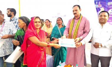 मझौली शिविर में सविता को मौके पर मिला आयुष्मान कार्ड, ग्रामीणों की समस्याओं का हुआ त्वरित निराकरण