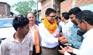 वित्त मंत्री ओ.पी. चौधरी ने ग्राम डुमरमुड़ा में ग्रामीणों से किया आत्मीय संवाद