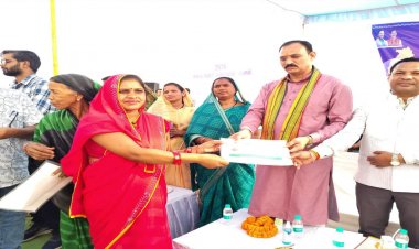 मझौली शिविर में सविता को मौके पर मिला आयुष्मान कार्ड, ग्रामीणों की समस्याओं का हुआ त्वरित निराकरणस्वास्थ्य मंत्री श्याम बिहारी जायसवाल