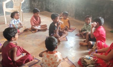 मिट्टी के दीयों और पेपर कप फोन से जगमगाई सीख की दुनिया