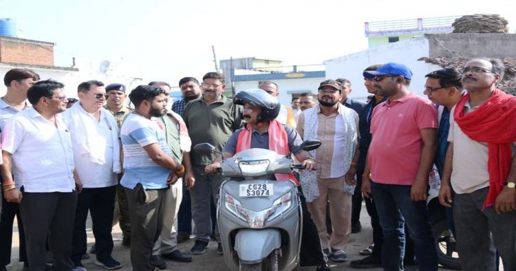 स्कूटी पर निकले उप मुख्यमंत्री अरुण साव, नगर भ्रमण कर विकास कार्यों का लिया जायजा….