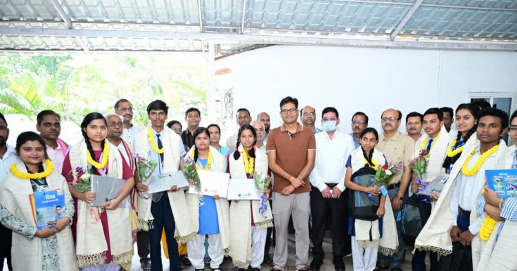मेधावी विद्यार्थियों का सम्मानः वित्त मंत्री चौधरी ने दिया लैपटॉप व 25 हजार का प्रोत्साहन