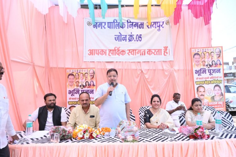 दक्षिण विधायक सुनील सोनी ने महापौर मीनल चौबे, सभापति सूर्यकांत राठौड़ सहित निगम प्रोन 5 के वार्ड 68 में लगभग 43 लाख से अधिक के नये विकास कार्य शीघ्र करवाने भूमिपूजन कर दी शानदार सौगात