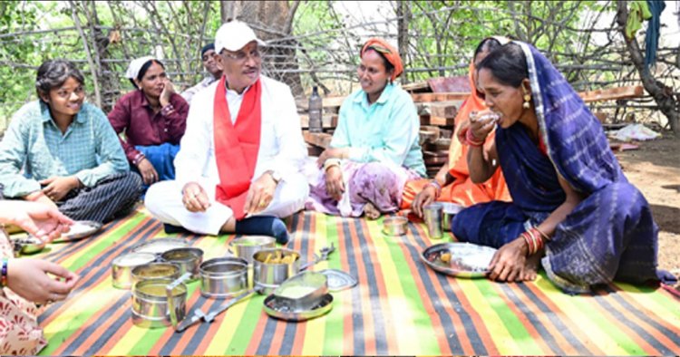 निर्माणाधीन पंचायत भवन के निरीक्षण के दौरान मुख्यमंत्री को श्रमिकों ने दिया भोजन का न्यौता : साथ बैठकर खाया बोरे बासी और आमा चटनी