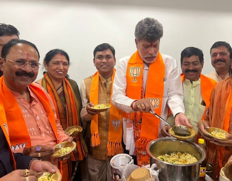 भाजपा प्रदेश अध्यक्ष  किरण देव ने भाजपा कार्यालय एकात्म परिसर में बनायी झाल मूड़ी और कार्यकर्ताओं को दी बधाई