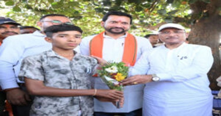 सुशासन तिहार : मुख्यमंत्री साय ने मेधावी छात्र गिरवर को किया सम्मानित