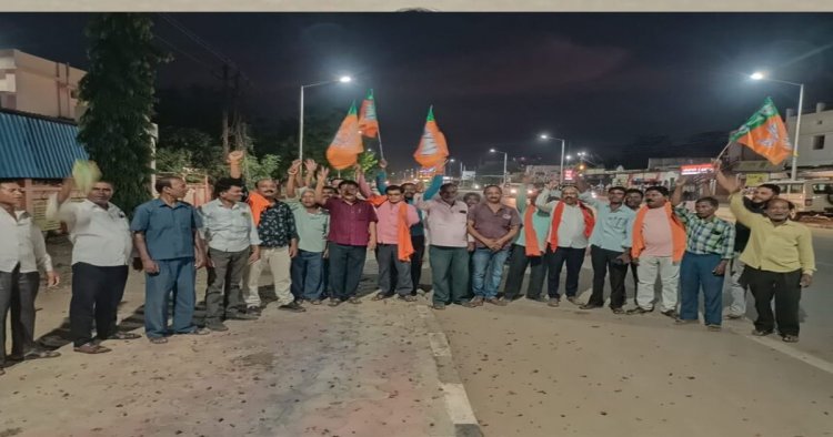तीन राज्यों में BJP की जीत पर कोपरा में जश्न, आतिशबाज़ी और ‘झालमुड़ी पार्टी’ से गूंजा शहर