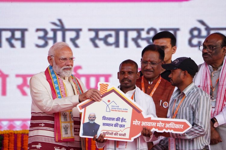 प्रधानमंत्री  नरेंद्र मोदी ने स्वयं अपने हाथों से कृष्णा को प्रधानमंत्री जनमन योजना एवं पीएम आवास योजना (ग्रामीण) के तहत निर्मित पक्के घर की चाबी सौंपी।