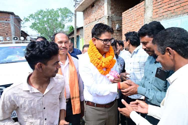 वित्त मंत्री ओ.पी. चौधरी ने ग्राम डुमरमुड़ा में ग्रामीणों से किया आत्मीय संवाद