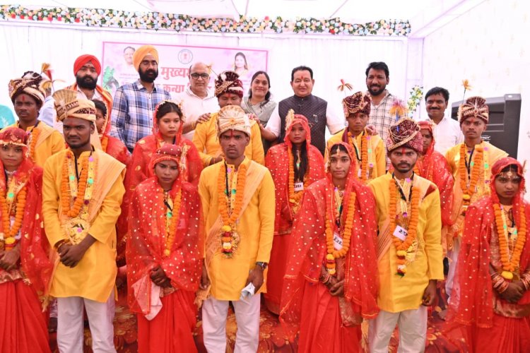 बसना विधायक डॉ. संपत अग्रवाल ने निभाया पिता का फर्ज: 57 बेटियों का कराया कन्यादान, नव-दम्पत्तियों को दिया आशीर्वाद