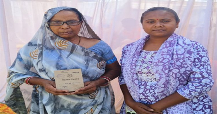 सुशासन तिहार बना भरोसे का आधार : दीमक से नष्ट हुई किसान किताब की मिली नई प्रति, नीतू के चेहरे पर लौटी मुस्कान