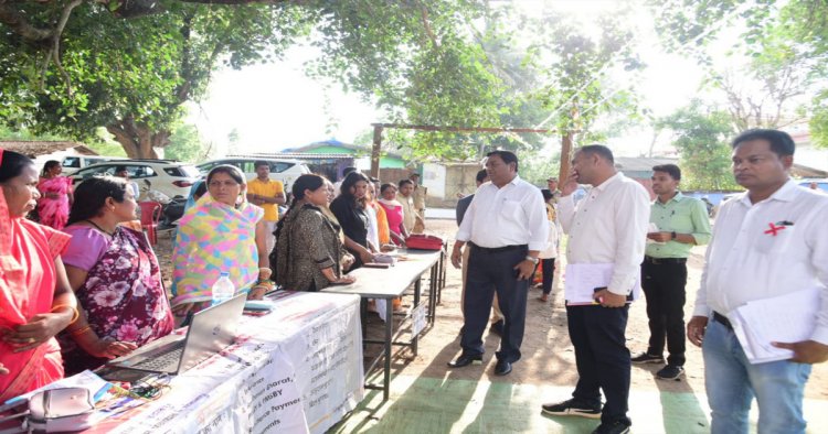 बस्तर कमिश्नर ने ग्राम संबलपुर और बम्हनी में बस्तर मुन्ने शिविर का किया निरीक्षण