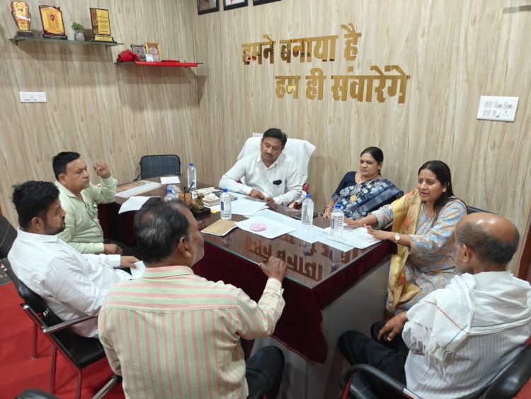 वार्ड पार्षदों से पूर्ण समन्वय रखकर बारिश पूर्व जोन 8 क्षेत्र के सभी नालों की सफाई करवाने के दिए निर्देश