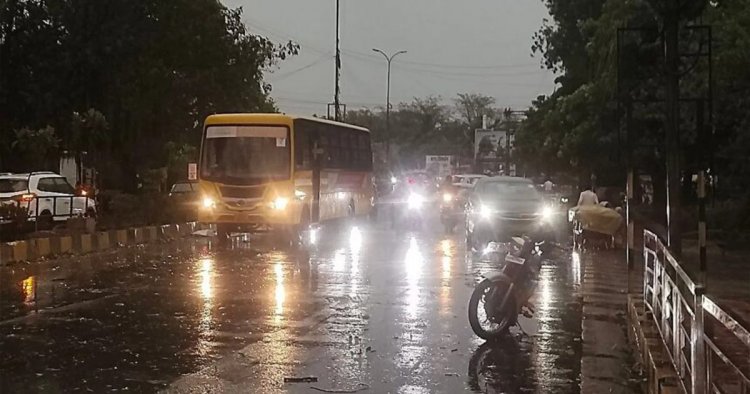 राजधानी में अचानक बदला मौसम, तेज बादलों की गरज के साथ शुरू हुई बारिश, लोगों को गर्मी से मिली राहत