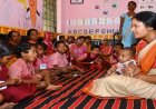 महिला एवं बाल विकास मंत्री लक्ष्मी राजवाड़े का सुकमा दौरा: बच्चों के बीच बैठकर पढ़ी एबीसीडी