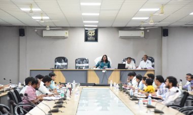 कलेक्टर ने समय-सीमा की बैठक में योजनाओं की प्रगति की समीक्षा की