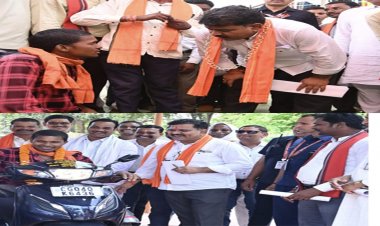 उप मुख्यमंत्री शर्मा ने दिव्यांग नंदकुमार को स्कूटी प्रदान की