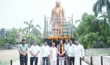 पूर्व राविप्रा अध्यक्ष स्वर्गीय  नर सिंह मण्डल को पुण्यतिथि पर निगम संस्कृति विभाग अध्यक्ष अमर गिदवानी, सतनामी समाज पदाधिकारियों ने किया सादर नमन