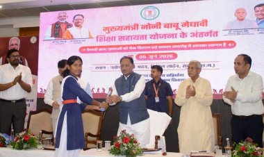 मुख्यमंत्री के हाथों मेधावी छात्रा को मिली 2 लाख रुपये की सहायता