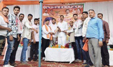 रायपुर ग्रामीण के प्रभावी एवं कर्मठ विधायक मोती लाल साहू एवं वार्ड पार्षद के एवं भाजपा के समस्त मुख्य अतिथिगण सतनाम भवन आदर्श नगर में रोड,नाली, जल, पर्यावरण रक्षण हेतु भूमिपूजन पहुँचे ।