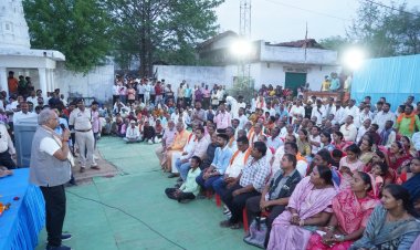 माइक लेकर जनता के बीच पहुंचे सांसद बृजमोहन, क्यों "घर-घर नल लगे हैं कि नहीं?"