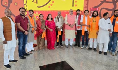 रायपुर पहुँचे केंद्रीय वस्त्र उद्योग मंत्री  गिरिराज सिंह का स्वामी विवेकानंद एयरपोर्ट पर आत्मीय स्वागत किया-bjp