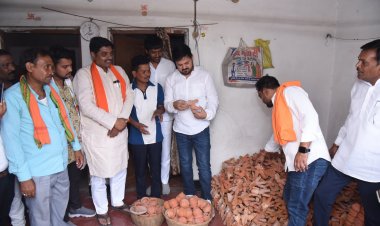 कुम्हार भाई के घर औचक मुलाकात कर जाना हालचाल, वरिष्ठ जनों का सम्मान कर भेंट किए छाते
