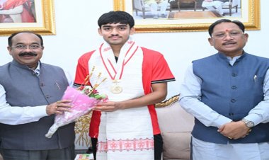 अंडर-18 एशिया कप विजेता हॉकी खिलाड़ी अवि मानिकपुरी ने मुख्यमंत्री साय से की सौजन्य भेंट