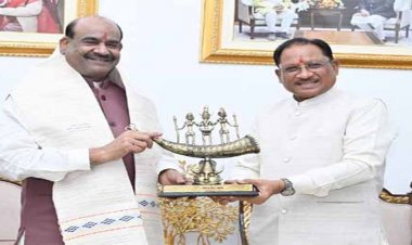 लोकसभा अध्यक्ष ओम बिरला ने मुख्यमंत्री विष्णु देव साय से की सौजन्य भेंट