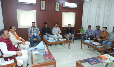 मुख्यमंत्री  विष्णुदेव साय ने यूपीएससी प्रारंभिक परीक्षा में सफल ट्राइबल यूथ हॉस्टल के विद्यार्थियों से की मुलाकात