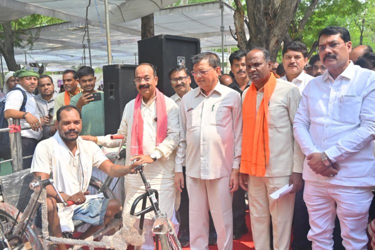 उप मुख्यमंत्री  अरुण साव की संवेदनशीलता से दिव्यांग कपिल के चेहरे पर लौटी मुस्कान’