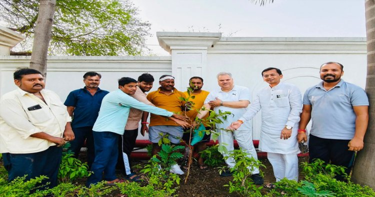 भाजपा प्रदेश कार्यालय में विश्व पर्यावरण दिवस पर हुआ पौधरोपण