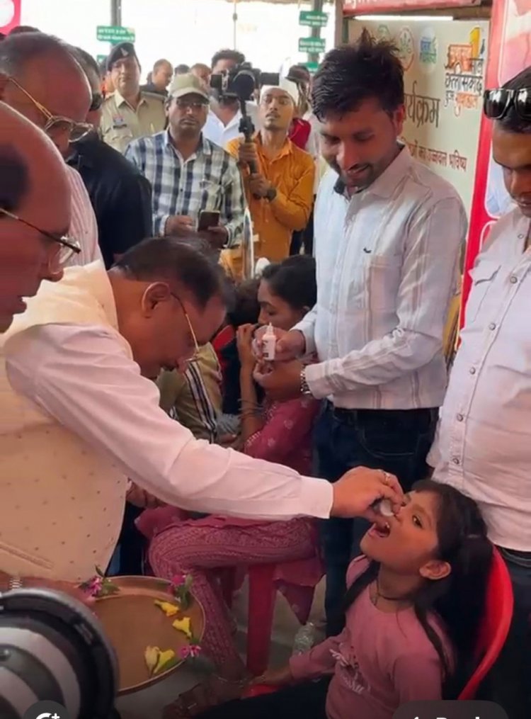 धमतरी : चंद्रनाहू (चंद्राकर) कुर्मी-क्षत्रिय समाज के अधिवेशन में मुख्यमंत्री साय ने बच्चों को कराया स्वर्ण प्राशन