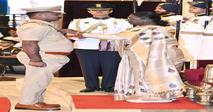 वित्त मंत्री ओपी चौधरी ने शौर्य चक्र से सम्मानित छत्तीसगढ़ पुलिस के जांबाज अधिकारियों को दी बधाई