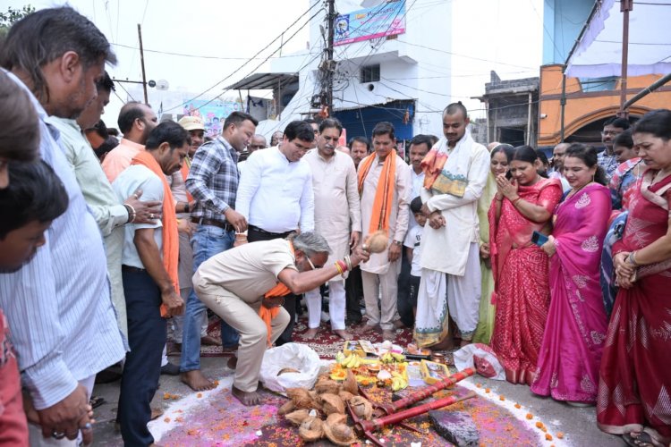 रायपुर पश्चिम विधायक राजेश मूणत ने नगर निगम जोन 1 वार्ड 17 एवं 18 क्षेत्र हेतु एकमुश्त 2 करोड 6 लाख रू. के नये स्वीकृत विकास कार्यों का पार्षदो सहित भूमिपूजन कर नगरवासियों को दी शानदार सौगात