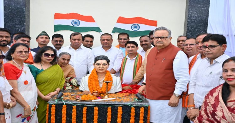 विधानसभा अध्यक्ष डॉ. रमन सिंह ने किया छत्तीसगढ़ महतारी और शहीद खोण्डे की प्रतिमा का अनावरण….
