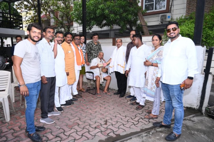 मोदी सरकार के 12 वर्ष पूर्ण होने पर विधायक पुरंदर मिश्रा पहुंचे प्रबुद्धजनों के द्वार, शाल-श्रीफल एवं महाप्रसाद भेंट कर किया सम्मान