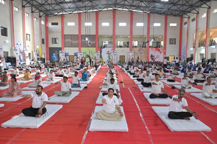 अंतर्राष्ट्रीय योग दिवस पर बेमेतरा में उत्साहपूर्वक हुआ सामूहिक योगाभ्यास