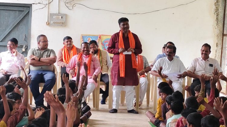 हीरानार छात्रावास पहुंचे मंत्री  केदार कश्यप, विद्यार्थियों का बढ़ाया हौसला