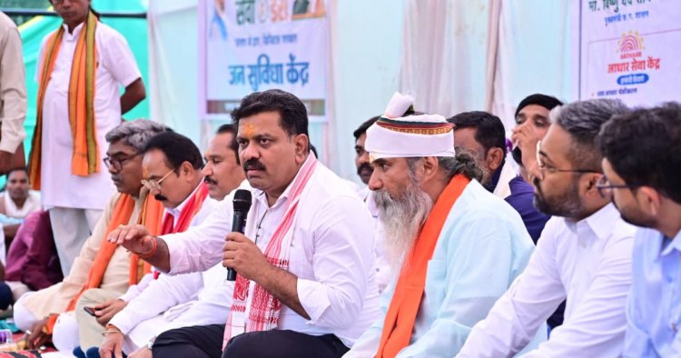 उप मुख्यमंत्री विजय शर्मा ने बोड़ागांव में ग्रामीणों के बीच चौपाल लगाकर किया संवाद