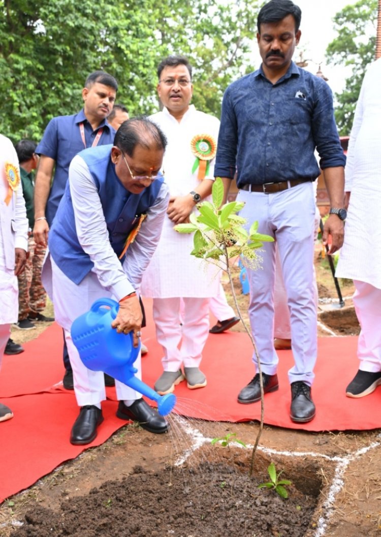 मातृशक्ति एवं प्रकृति के प्रति श्रद्धा का अनुपम संगम : मुख्यमंत्री  विष्णु देव साय ने "राम वाटिका" में किया रुद्राक्ष का पौधारोपण