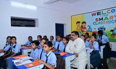 शाला प्रवेशोत्सव: शिक्षा मंत्री  गजेन्द्र यादव ने बच्चों संग बैठकर सिखाया पहाड़ा, स्मार्ट क्लास का किया लोकार्पण