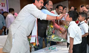 केंद्रीय राज्य मंत्री  तोखन साहू और उप मुख्यमंत्री  अरुण साव ने नवप्रवेशी बच्चों का तिलक लगाकर किया आत्मीय स्वागत, न्योता भोज में साथ में किया भोजन