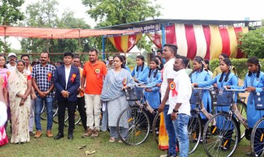सरस्वती साइकिल योजना से छात्राओं को मिली नई उड़ान