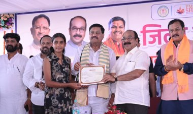 उप मुख्यमंत्री श्री साव ने बच्चों को शाला प्रवेश कराकर उनका स्वागत किया।