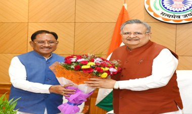 मुख्यमंत्री ने विधानसभा अध्यक्ष डॉ. सिंह को पुष्प गुच्छ भेंट कर अभिनंदन किया