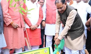 विधानसभा परिसर में ‘एक पेड़ मां के नाम 3.0‘ अभियान के तहत हुआ वृहद पौधरोपण : मुख्यमंत्री  विष्णुदेव साय और विधानसभा अध्यक्ष डॉ. रमन सिंह ने लगाया रुद्राक्ष का पौधा