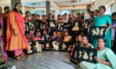 आत्मनिर्भरता की ओर बढ़ते कदम : बलौदाबाजार में समूह की 40 महिलाओं को मिला धान और पैरा आर्ट का प्रशिक्षण