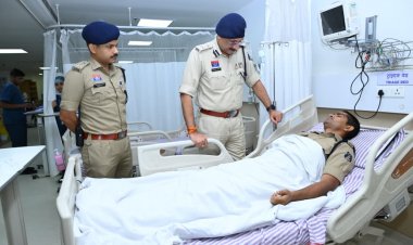 पुलिस कमिश्नर  संजीव शुक्ला ने अस्पताल पहुंचकर घायल पुलिस जवानों का जाना हाल